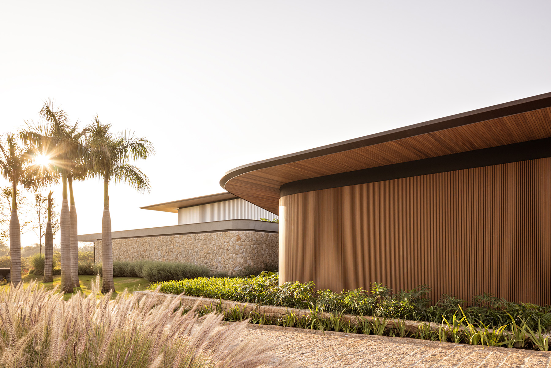 Construção de alto padrão com projeto arquitetônico de luxo, materiais nobres e elementos sustentáveis em residência moderna e elegante - RSAI Arquitetura