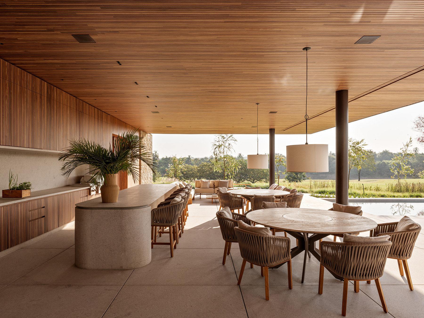 Construção residencial de alto padrão com arquitetura moderna, acabamentos de luxo e soluções sustentáveis integradas ao projeto - RSAI Arquitetura