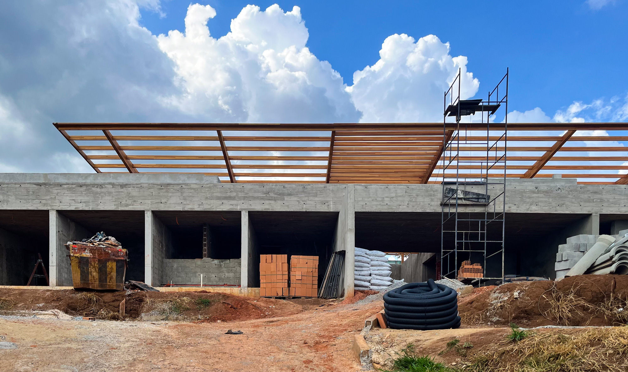 Projeto de construção de alto padrão mostrando planta arquitetônica, amostras de materiais nobres e elementos de design sustentável - RSAI Arquitetura