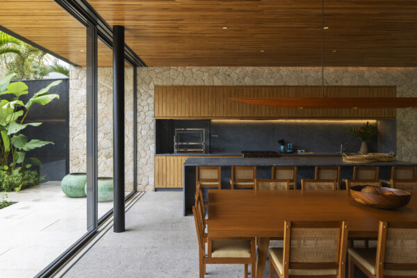 Varanda gourmet planejada com área de churrasco e estar - RSAI Arquitetura