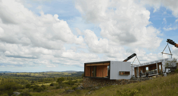 Casa pré moldada com estrutura de concreto sendo montada - RSAI Arquitetura