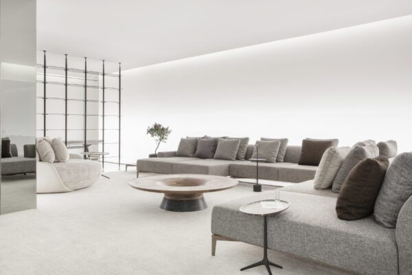 Decoração minimalista em sala com móveis funcionais e cores neutras - RSAI Arquitetura