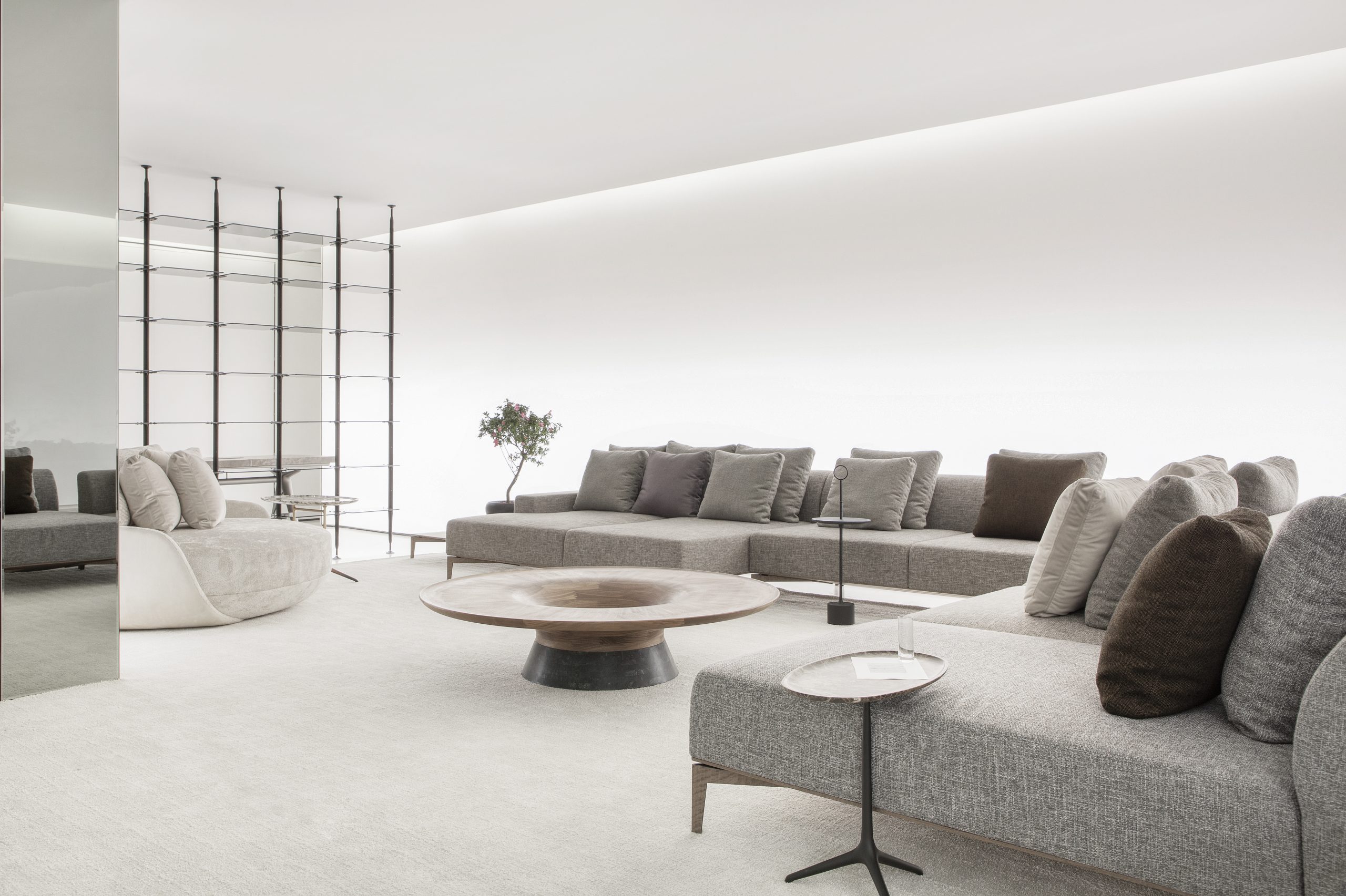 Decoração minimalista em sala com móveis funcionais e cores neutras - RSAI Arquitetura