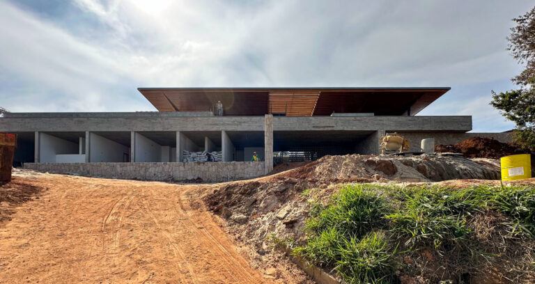 Construção de casas residenciais mostrando estrutura e acabamento em Brasília - RSAI Arquitetura