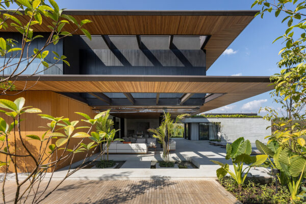 Desvende o potencial do seu espaço externo: Pergolado de madeira ou metal com design arquitetônico exclusivo que une beleza, funcionalidade e valorização incomparável para sua residência.