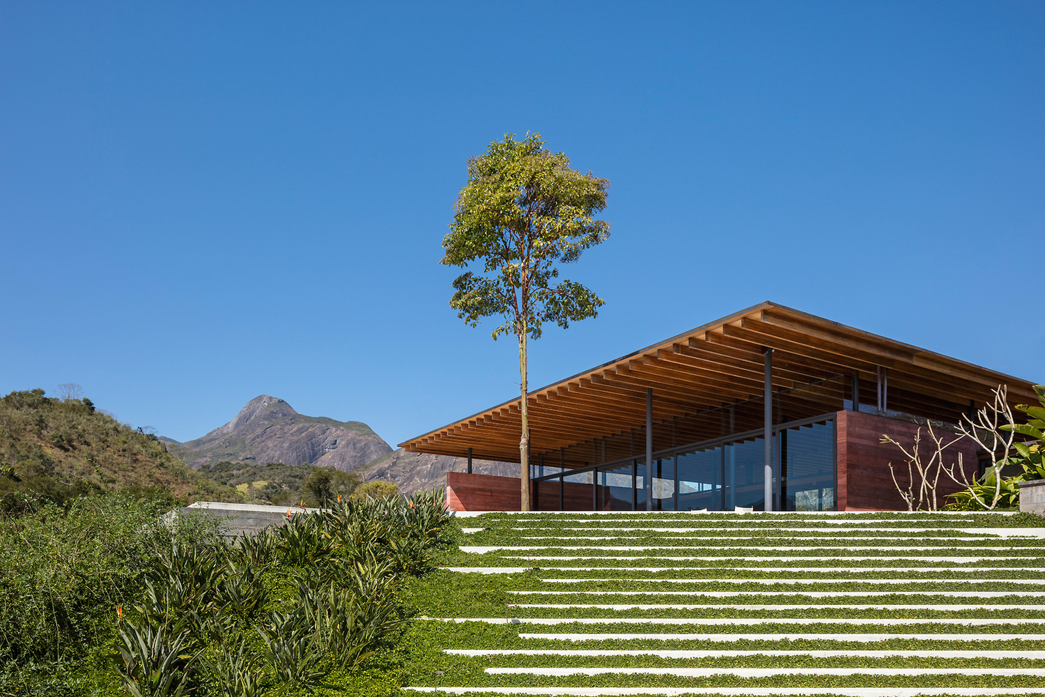 A casa dos seus sonhos em madeira: Desvende a arquitetura que transforma casas de madeira em santuários de luxo, conforto e design sustentável. Explore nosso portfólio!