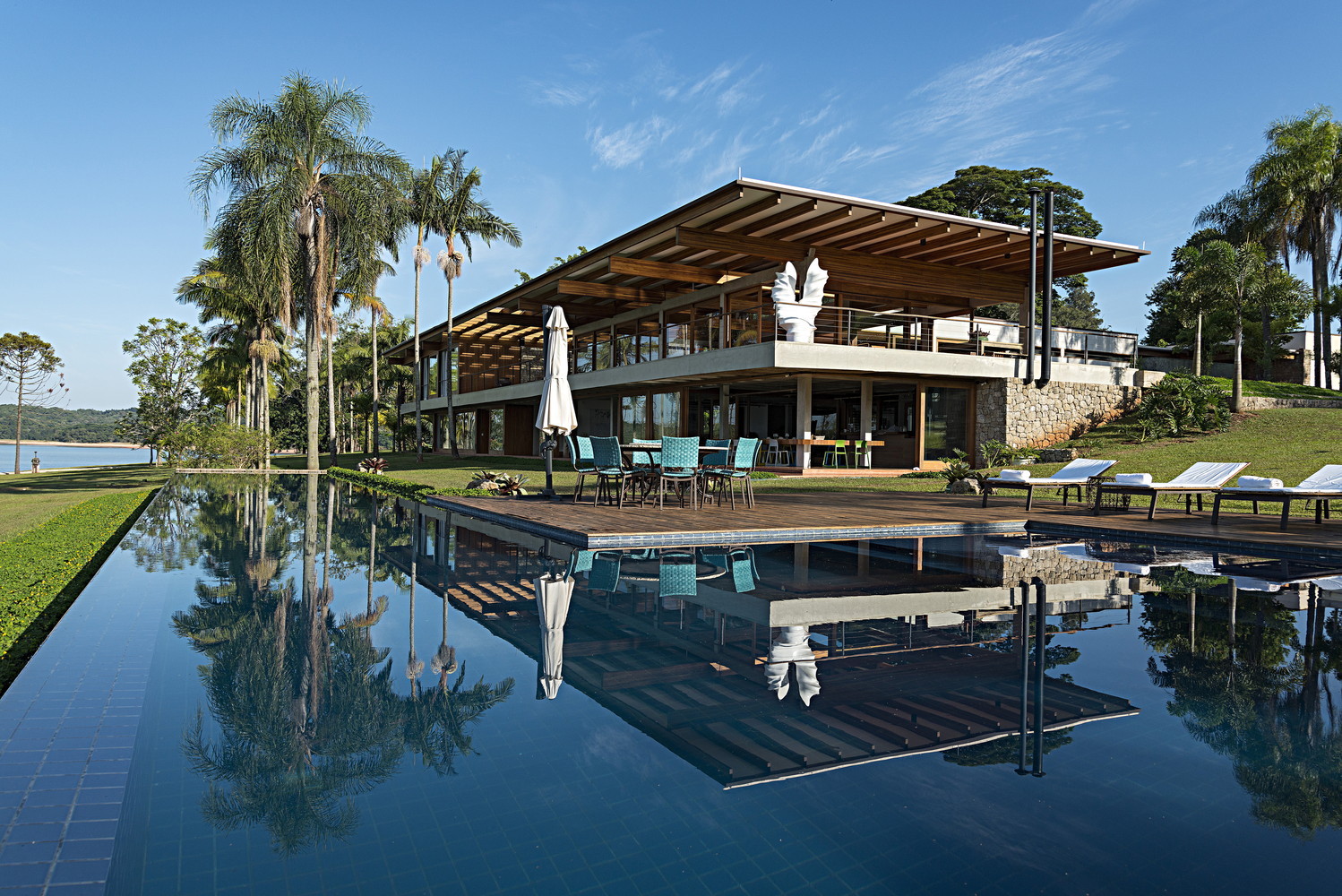 Casa com piscina: O paraíso particular dos seus sonhos, materializado por um design arquitetônico que redefine luxo e lazer.