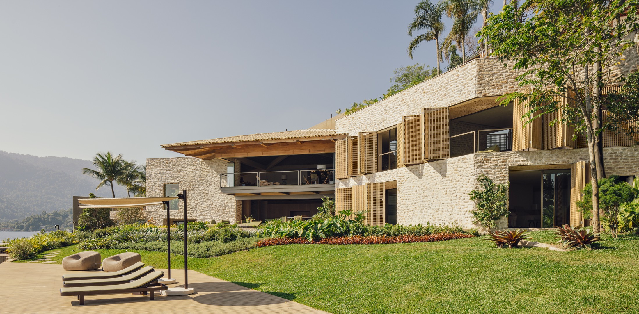 Casa moderna de alto padrão com design estratégico para venda. Construir casa para vender com lucro máximo e retorno garantido através da arquitetura ideal.
