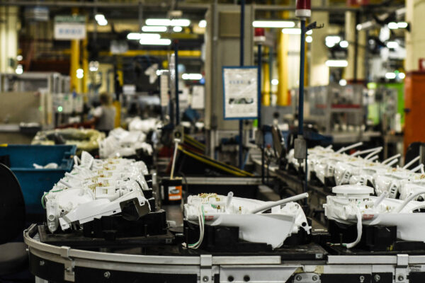 Quem inventou o chuveiro elétrico? Descubra o segredo e veja como nossa arquitetura eleva seu banho ao luxo de um spa em seu lar!