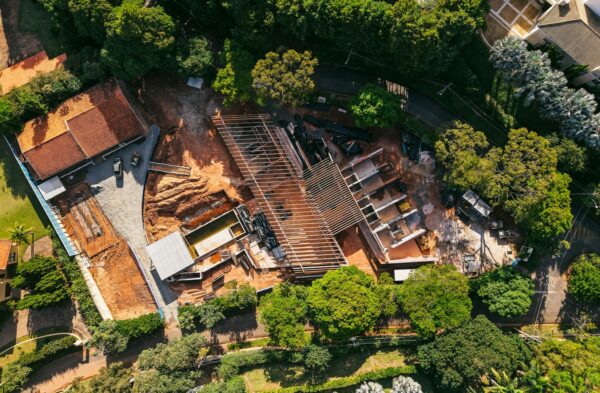 Quanto custa para construir uma casa dos seus sonhos?** Desvende o mistério agora! Imagem de uma residência moderna e exclusiva que inspira. Clique e descubra como nosso escritório de arquitetura otimiza cada etapa e valoriza seu investimento, garantindo seu projeto ideal sem surpresas. Sua casa de alto padrão começa com a nossa expertise!