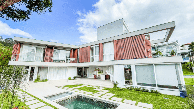 Transforme este projeto arquitetônico incrível na sua nova casa! Descubra como financiar uma casa e realize o sonho do lar perfeito com a expertise de nossos arquitetos.