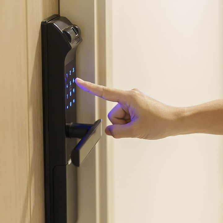 Fechadura Digital Inteligente: Transforme sua Casa em um Oásis de Segurança e Luxo - Arquitetura Moderna e Conforto Incomparável!