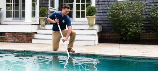 Piscina Cristalina Agora! Descubra o segredo de como limpar piscina e transforme seu projeto de arquitetura em um oásis de lazer e valor. Sua casa merece brilhar!