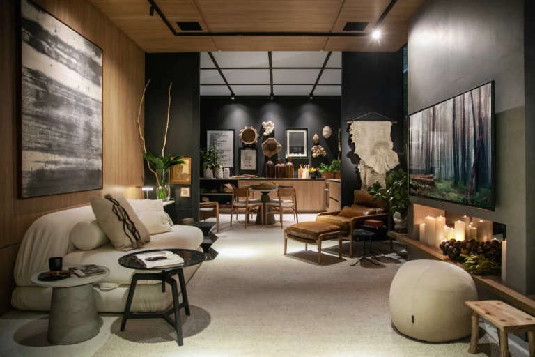 O quadro luxo para sala que sua arquitetura de interiores merece! Inspire-se com esta peça central que eleva o design e cria um ambiente de puro requinte e desejo. Veja como a arte transforma!