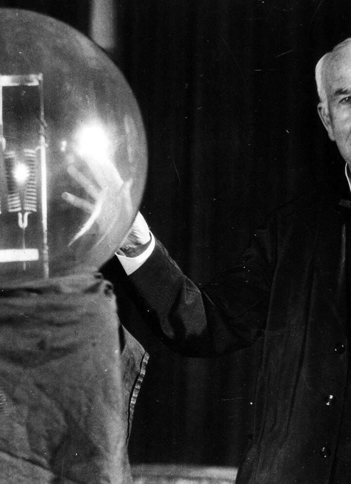 Quem inventou a lâmpada? A verdadeira revolução está na arquitetura que ilumina sonhos! Veja como nossos projetos transformam seu espaço em um ambiente luxuoso e envolvente. Clique e eleve seu lar!