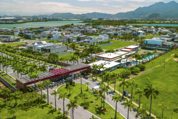 Residências de luxo em condomínio Alphaville, onde a arquitetura se torna um manifesto de status e bem-estar. Descubra o projeto que transformará seu investimento em um lar icônico e valorizado.