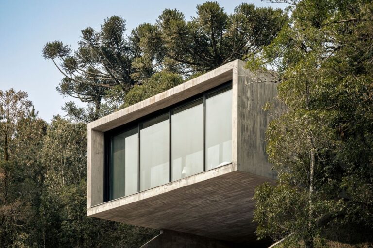 Desvende o potencial oculto do seu terreno declive! Veja como nossa arquitetura sublime projeta casas simples em terreno declive que viram obras-primas, maximizando vistas espetaculares e otimizando cada metro quadrado. Sua casa dos sonhos, com design inteligente e exclusivo, está a um clique de se tornar realidade. Inspire-se agora e transforme seu desafio em lar extraordinário!