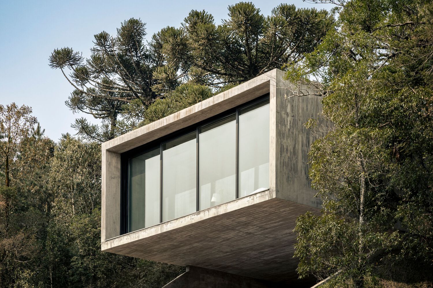 Desvende o potencial oculto do seu terreno declive! Veja como nossa arquitetura sublime projeta casas simples em terreno declive que viram obras-primas, maximizando vistas espetaculares e otimizando cada metro quadrado. Sua casa dos sonhos, com design inteligente e exclusivo, está a um clique de se tornar realidade. Inspire-se agora e transforme seu desafio em lar extraordinário!