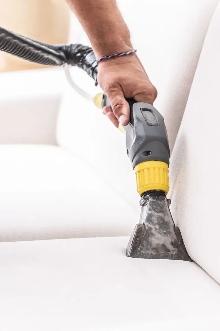 Sofá de tecido sujo desvaloriza seu lar? Descubra o segredo para uma limpeza impecável e revitalize seu ambiente com o toque de elegância que só a arquitetura pode inspirar! Clique e transforme sua casa!