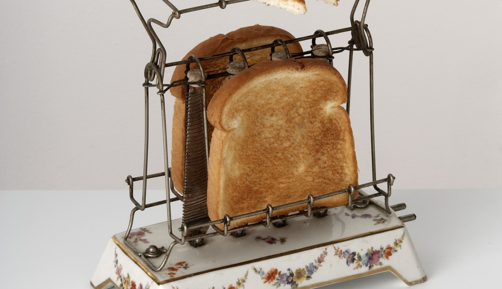 Desvende o gênio que inventou a torradeira! Uma inovação que moldou lares e rotinas, assim como a arquitetura de alto padrão projeta o ambiente perfeito para seus maiores sonhos.