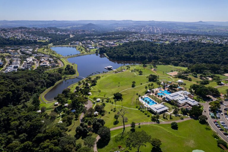 Transforme seu condomínio fechado em um santuário de design exclusivo: a arquitetura que eleva seu estilo de vida ao máximo.