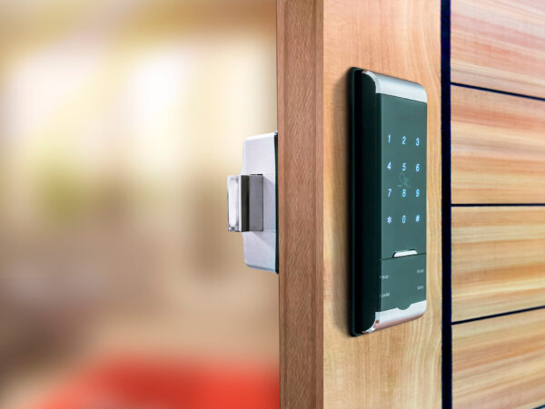 Fechadura Eletrônica Inteligente: Transforme Sua Casa em um Refúgio de Segurança e Tecnologia Futurista com Nossos Projetos Arquitetônicos Exclusivos.