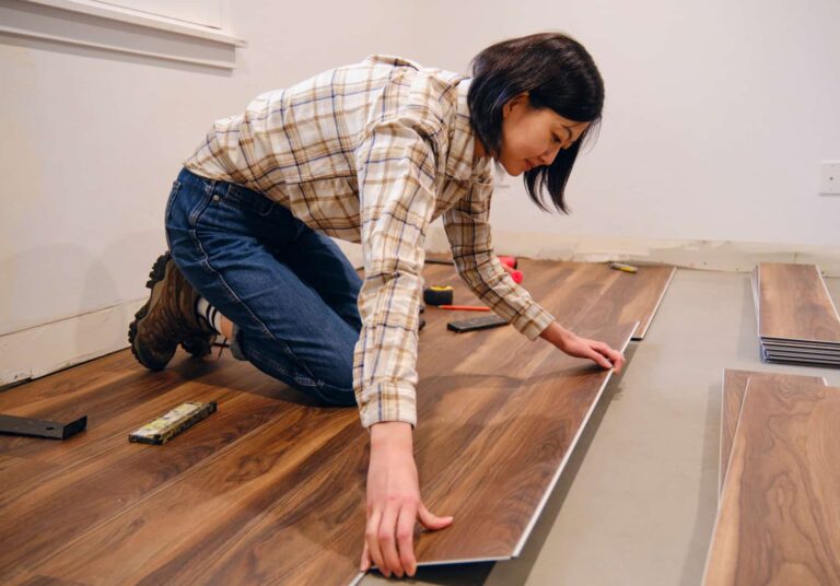 Piso Laminado ou Vinílico: Escolha o PERFEITO para transformar sua casa e economizar com especialistas em arquitetura!