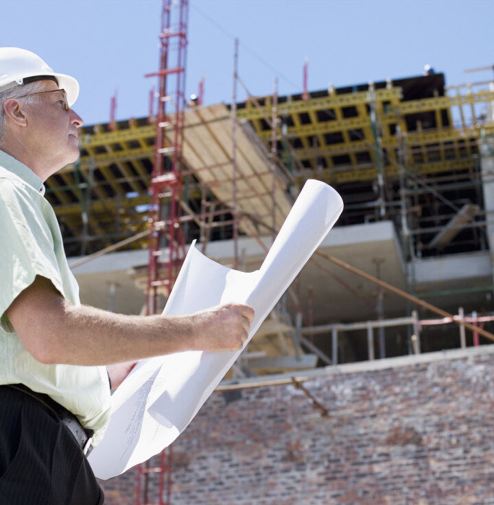 O que faz um engenheiro civil? Ele é o arquiteto da segurança e solidez do seu futuro! Descubra como este especialista transforma ideias em estruturas inabaláveis, garantindo que seu projeto arquitetônico não apenas impressione, mas dure. Visualize seu sonho construído com expertise impecável e valor garantido.