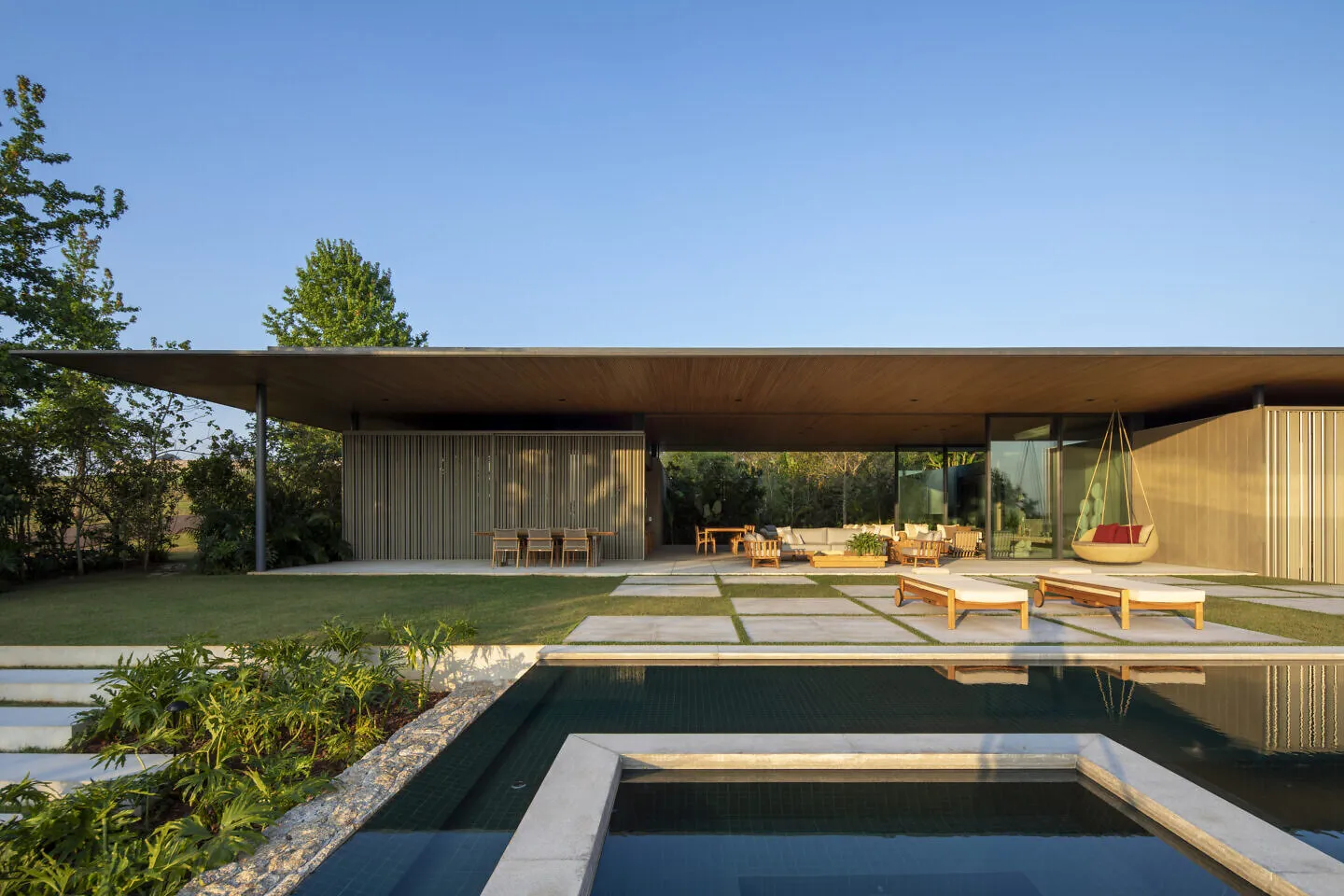 Sua casa minimalista dos sonhos começa aqui! Projeto arquitetônico moderno e exclusivo para viver com estilo e tranquilidade. Clique e realize!