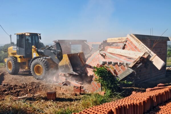 Evite o pesadelo: Como identificar e superar os riscos ocultos de construir em lote irregular e proteja seu investimento em arquitetura dos sonhos.