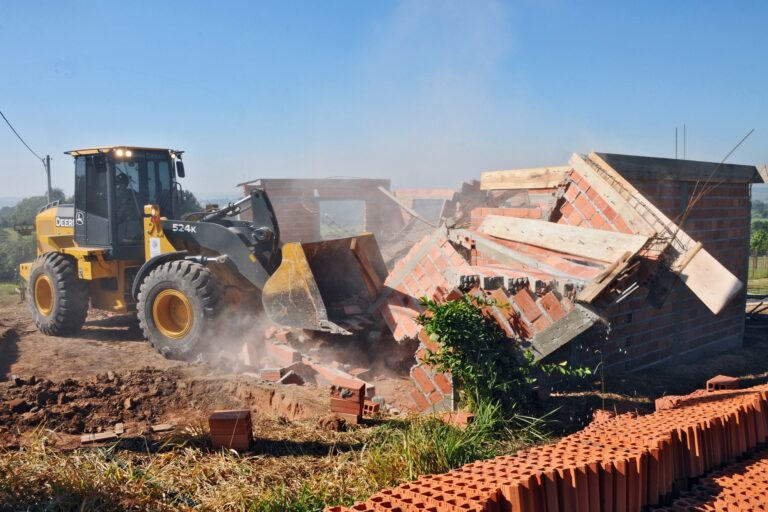 Evite o pesadelo: Como identificar e superar os riscos ocultos de construir em lote irregular e proteja seu investimento em arquitetura dos sonhos.